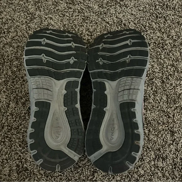 Woman Brooks Running Shoes - Picture 4 of 5